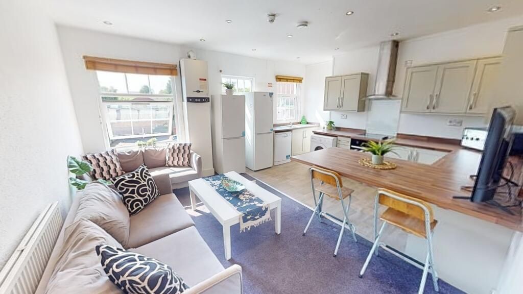Property photo 2 of 11 Bright And Modern Living Room With A Comfortable S...