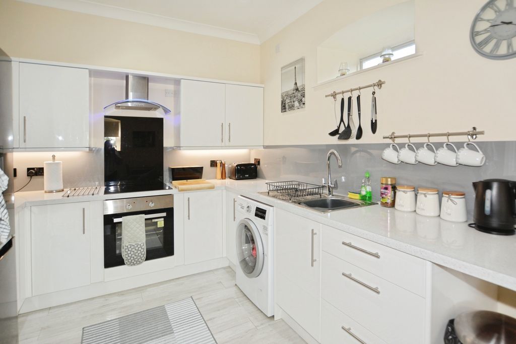 Property photo 2 of 13 Kitchen (2)
