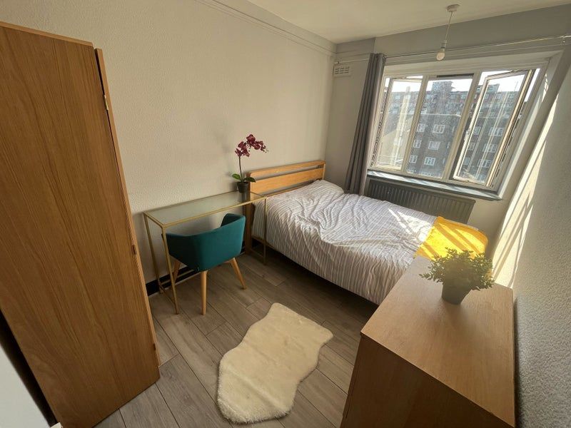 Property photo 1 of 12 Room 3- £700 Available 05/07/2026
