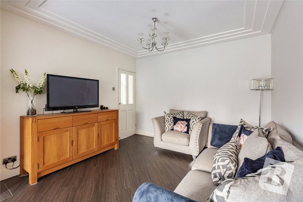 Property photo 3 of 18 Snug