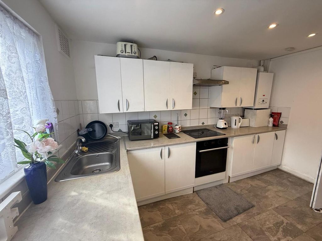 Property photo 1 of 11 Kitchen