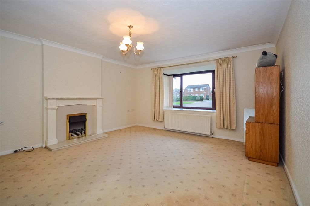 Property photo 3 of 10 Living Room