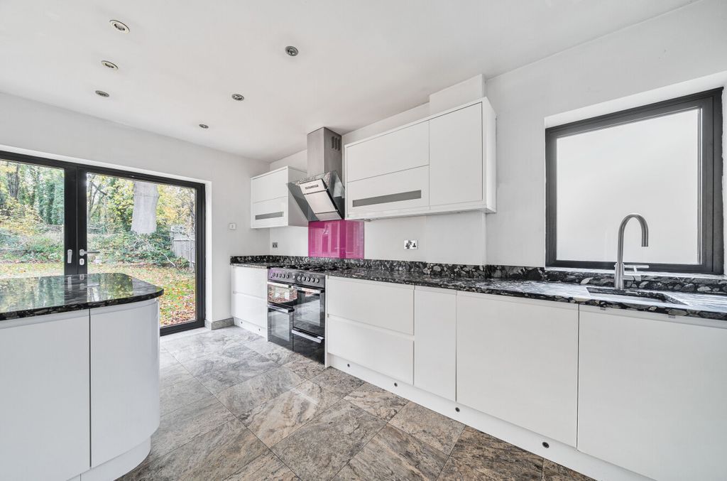 Property photo 3 of 21 1376628-12-690B4d...