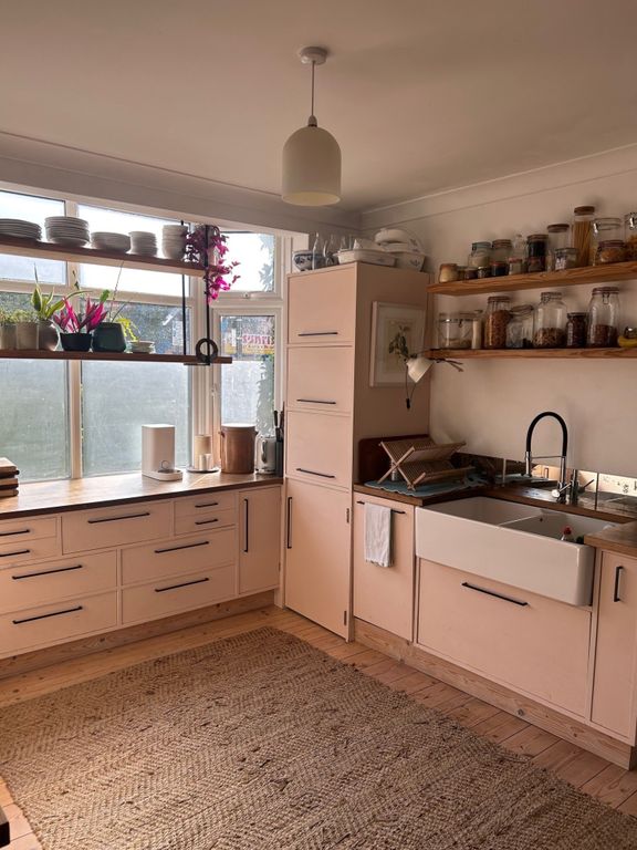 Property photo 3 of 26 Kitchen