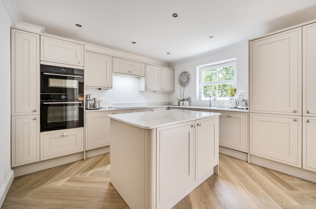 Property photo 2 of 21 1345579-3-68B0637...