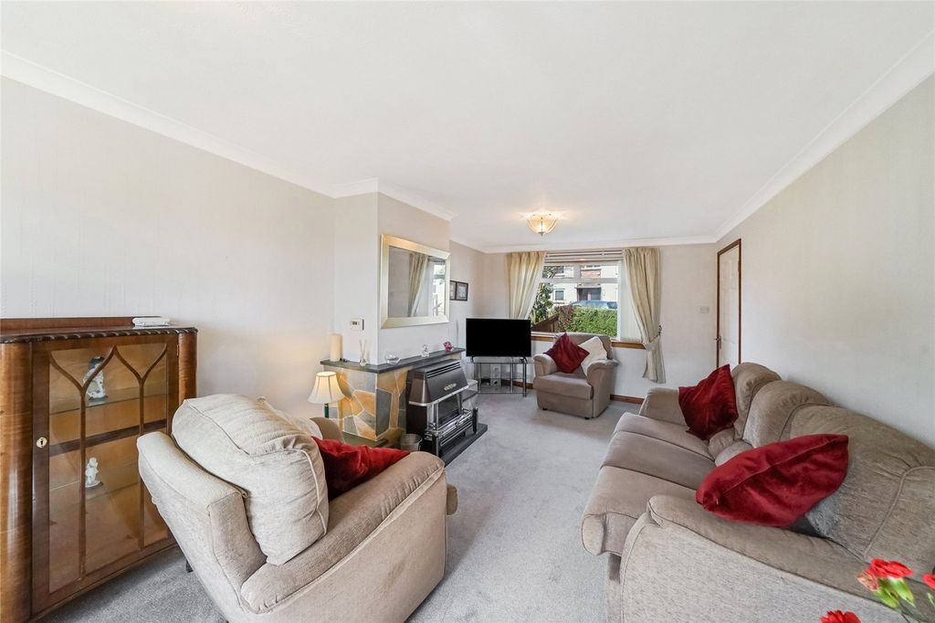 Property photo 3 of 18 Living Room/Diner