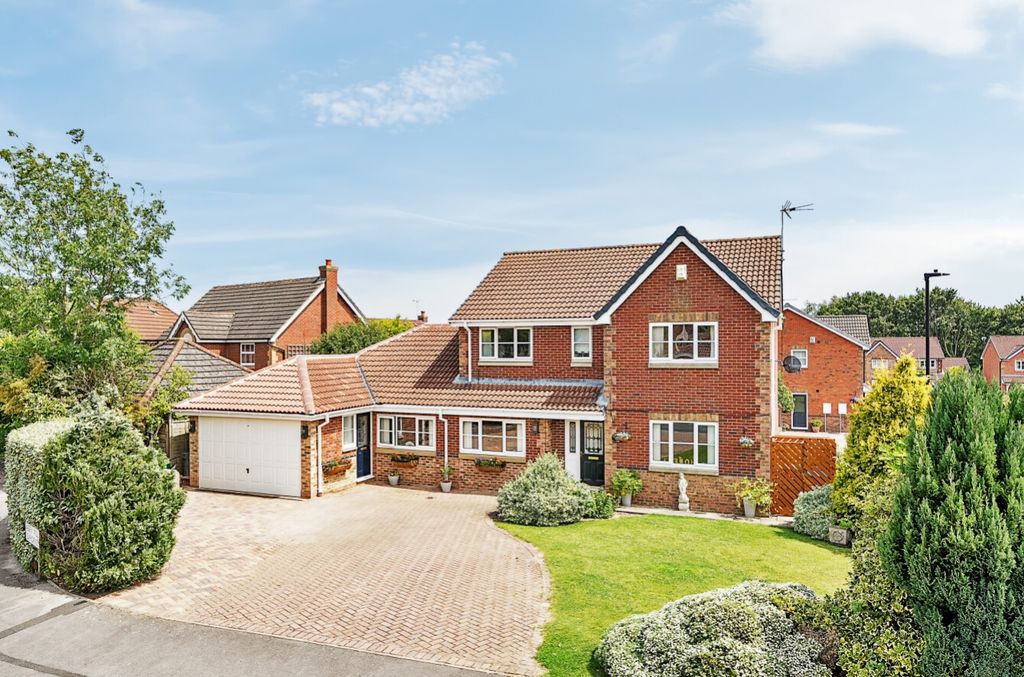 Property photo 1 of 28 Ewemove Harrogate House Front1