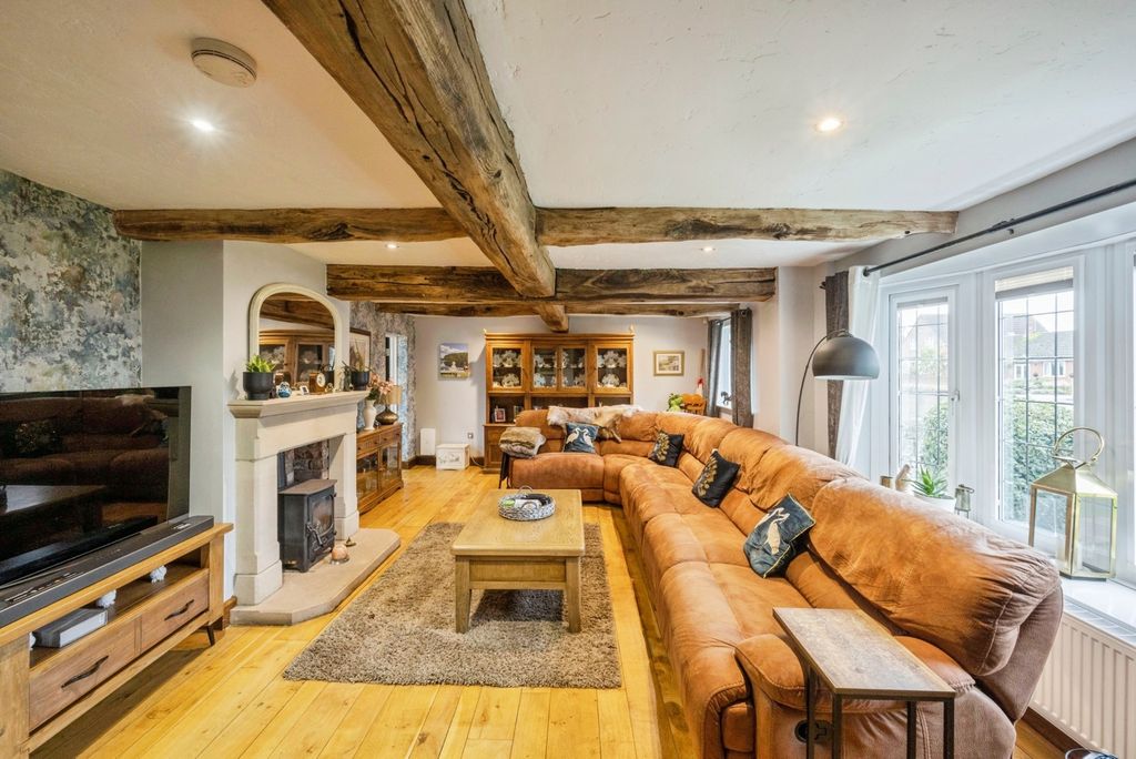 Property photo 3 of 17 Lounge