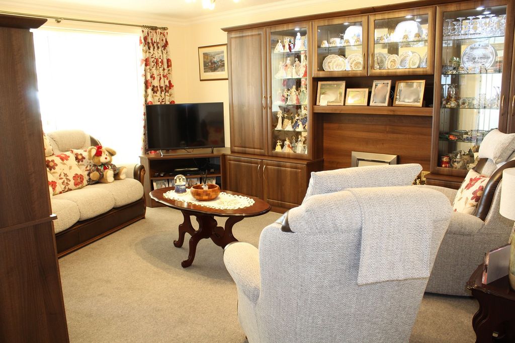 Property photo 3 of 18 Lounge