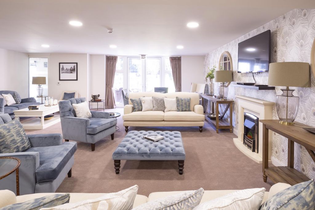 Property photo 3 of 11 Communal Lounge