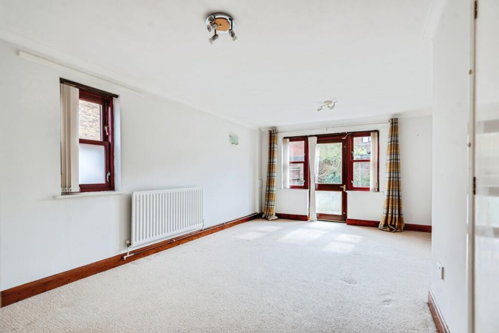 Property photo 3 of 15 Lounge