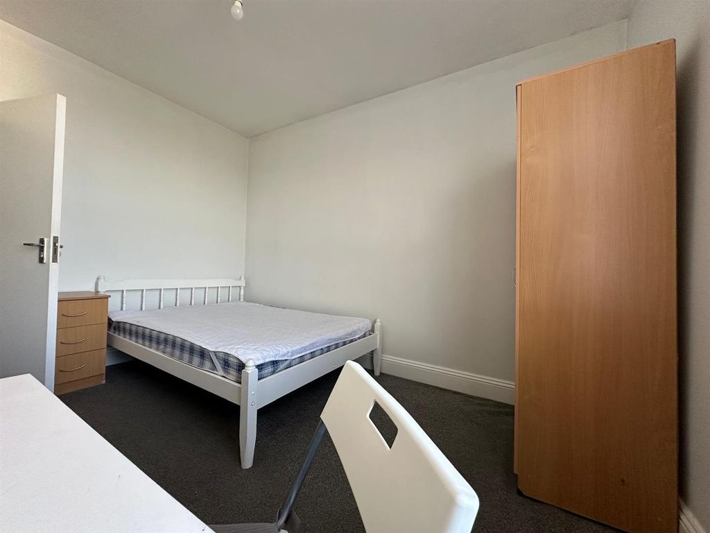 Property photo 1 of 13 Bed1.1.Jpg