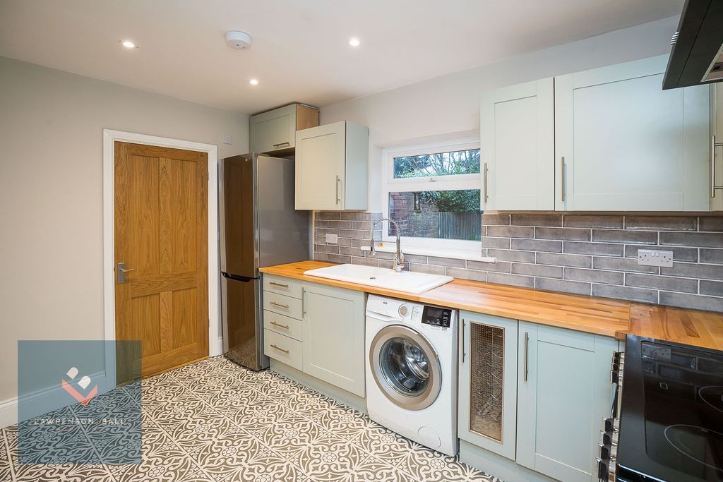 Property photo 3 of 18 Kitchen