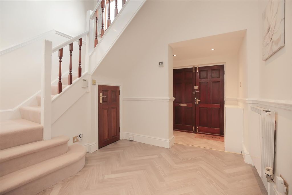Property photo 2 of 34 Entrance Hall