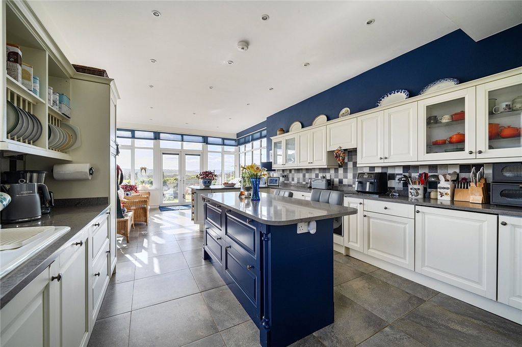 Property photo 2 of 18 Picture No. 11