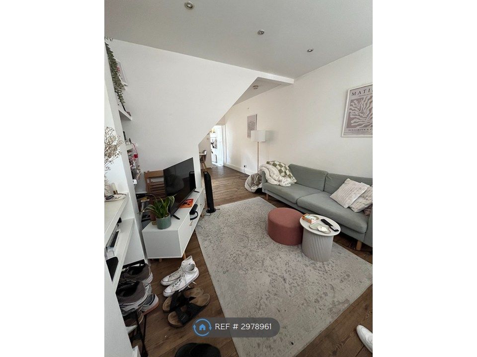 Property photo 2 of 11 Lounge / Diner With Tenants Furniture