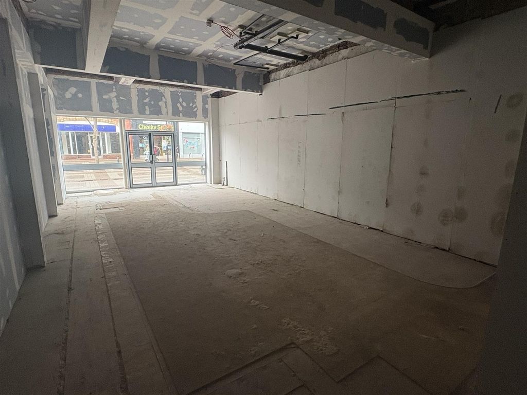 Property photo 2 of 4 Long Bright Shopfront Space With Large Display...