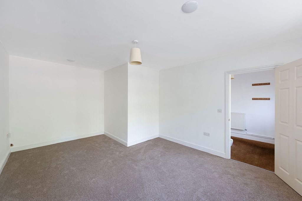 Property photo 3 of 32