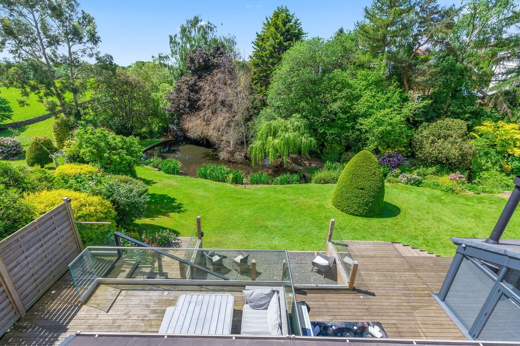 Property photo 1 of 53