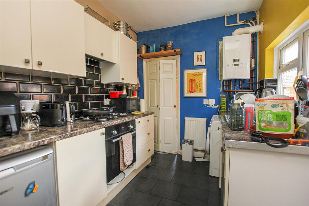 Property photo 3 of 16 Kitchen