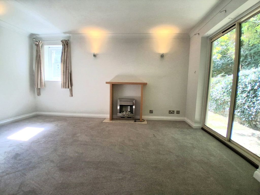 Property photo 3 of 10 Living Room