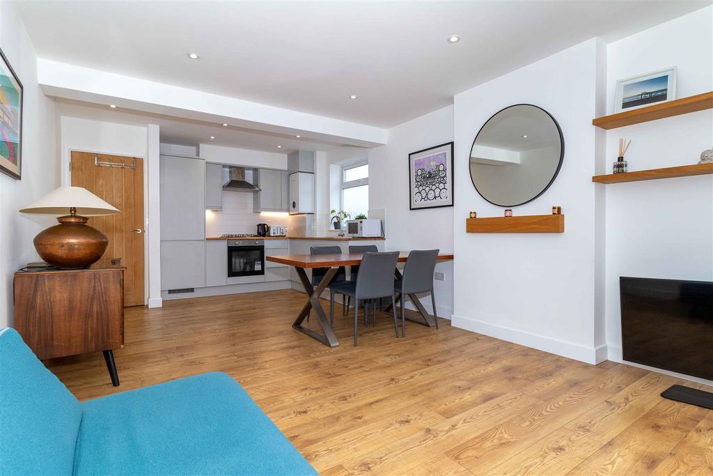 Property photo 2 of 10 Reigate-8.Jpg