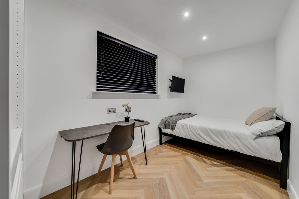 Property photo 3 of 6 A Neatly Maintained Single Bedroom Featuring A Com...