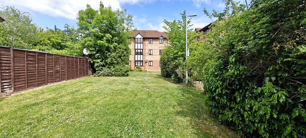 Property photo 1 of 15 Comm Gardens