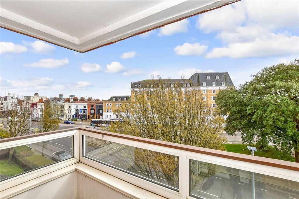 Property photo 3 of 11 Balcony / Terrace