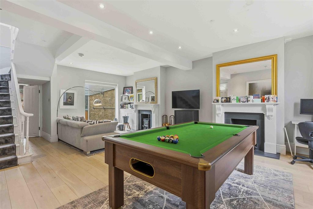 Property photo 2 of 25