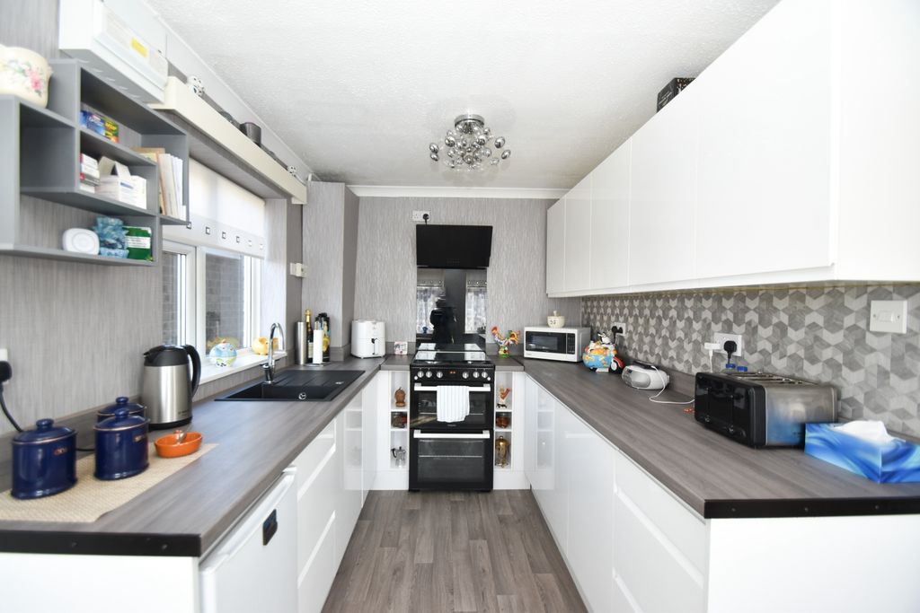 Property photo 3 of 12 Kitchen