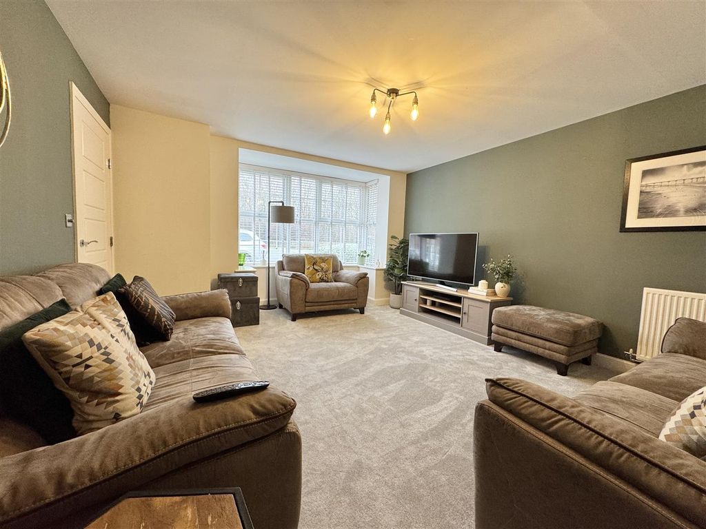 Property photo 3 of 17 Lounge