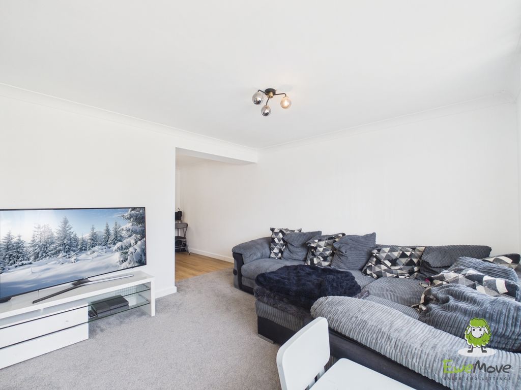Property photo 3 of 14 Ewemove Estate Agents Basingstoke - Baird Av