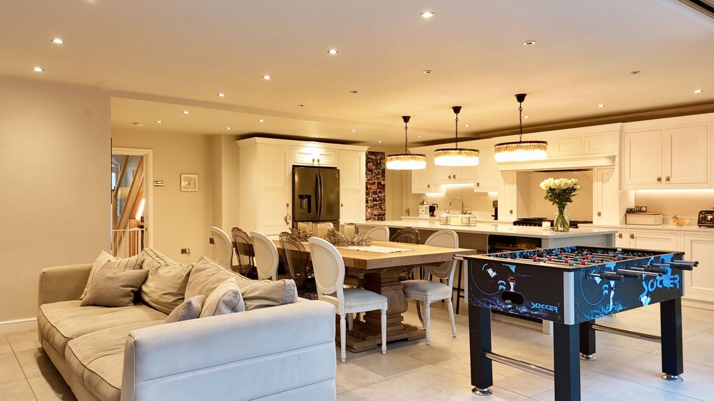 Property photo 3 of 27 Gallery