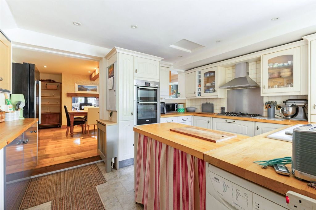 Property photo 3 of 11 Kitchen