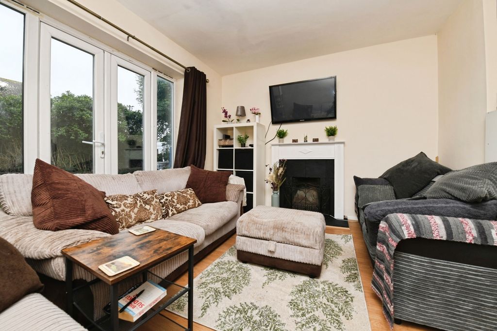 Property photo 3 of 13 Lounge