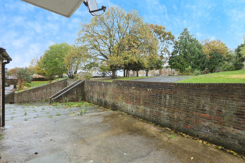 Property photo 2 of 10 Garden