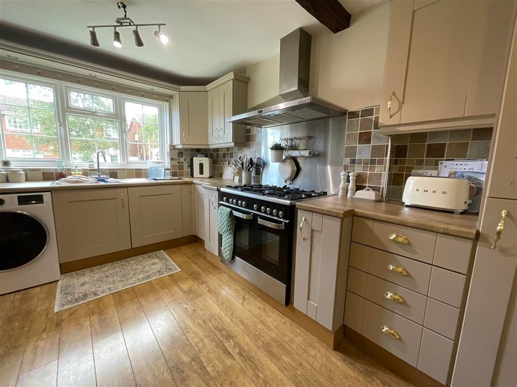 Property photo 2 of 7 Kitchen