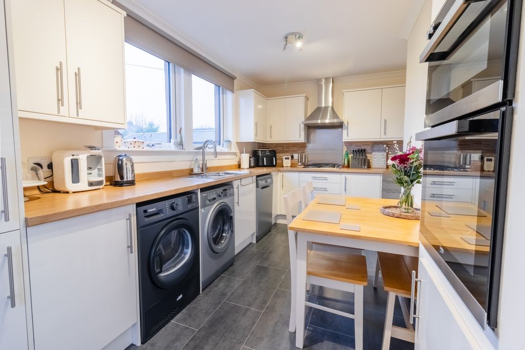 Property photo 2 of 28 Dining Kitchen