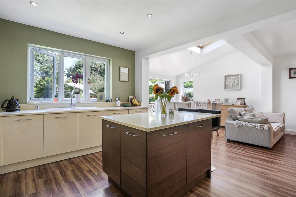 Property photo 2 of 40 630631790 - 195 Woodcote Road, Sm6 2.Jpg