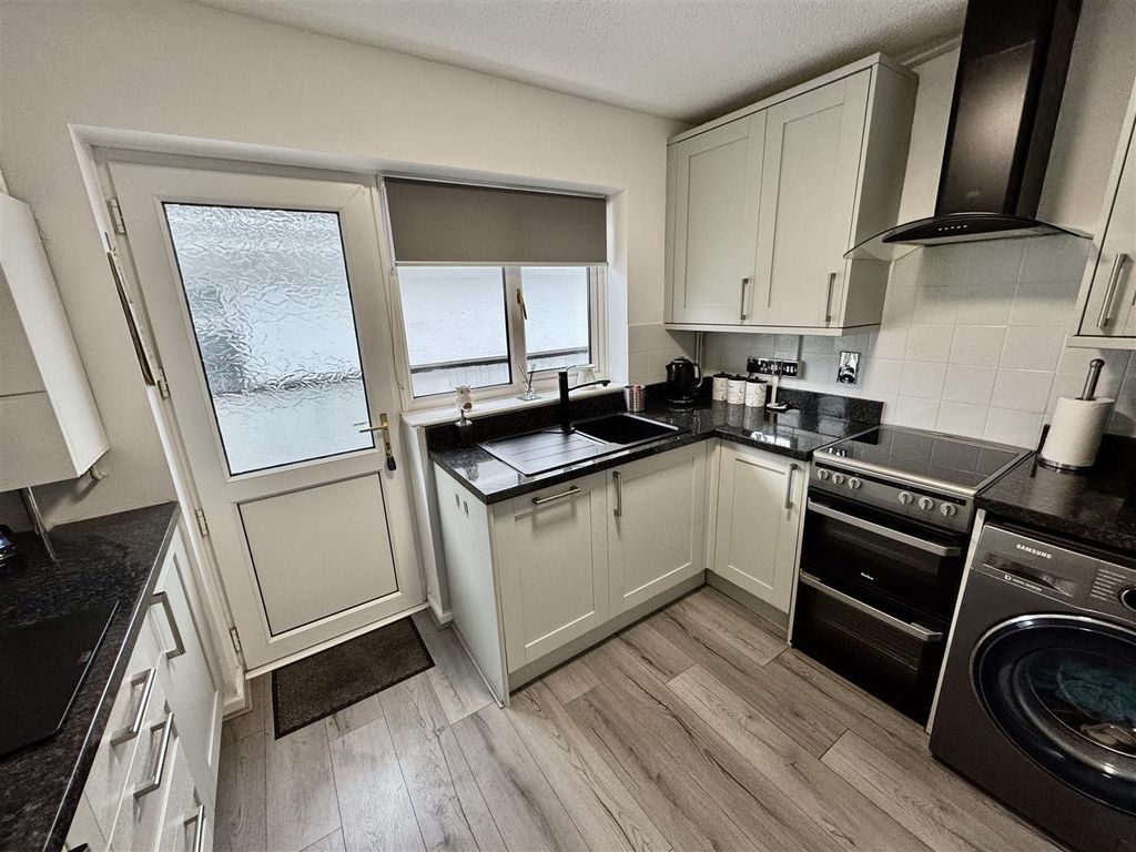 Property photo 3 of 10 Kitchen