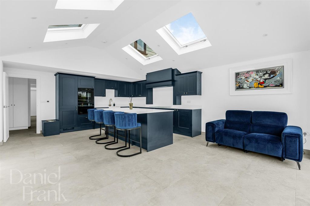 Property photo 3 of 46