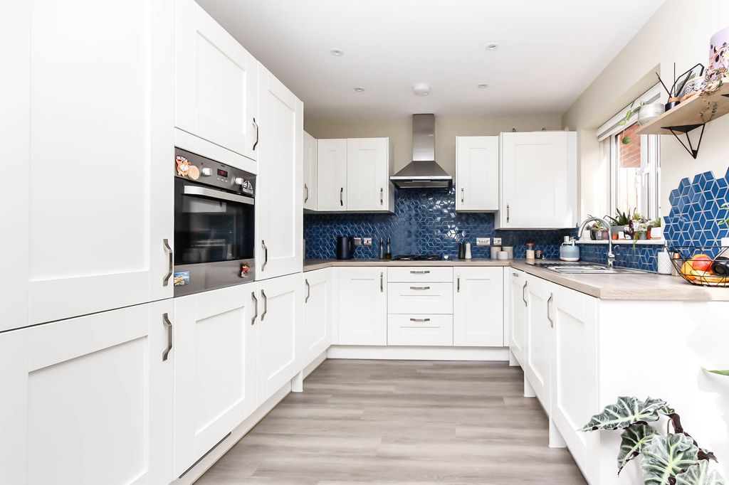 Property photo 3 of 14 Kitchen