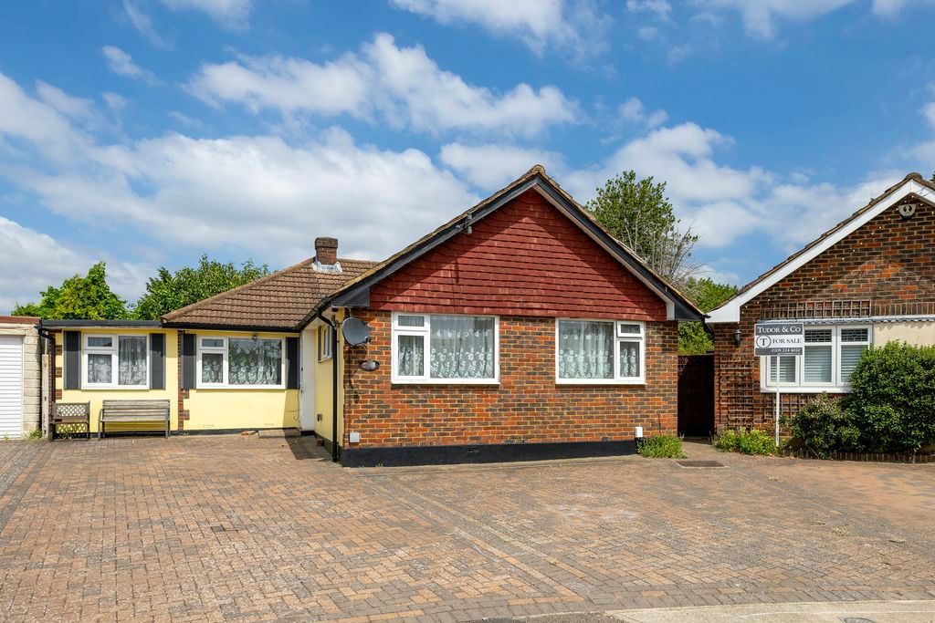 Property photo 1 of 20 Monks Avenue, West Molesey