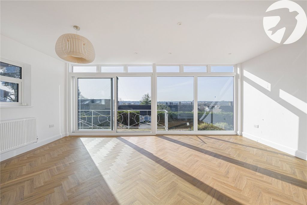 Property photo 2 of 36 Picture No. 09