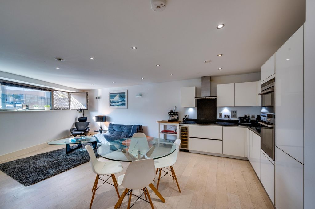 Property photo 1 of 16 Krieger_Flat 11, 37 Camden Road, London, Nw1 9Lr_004