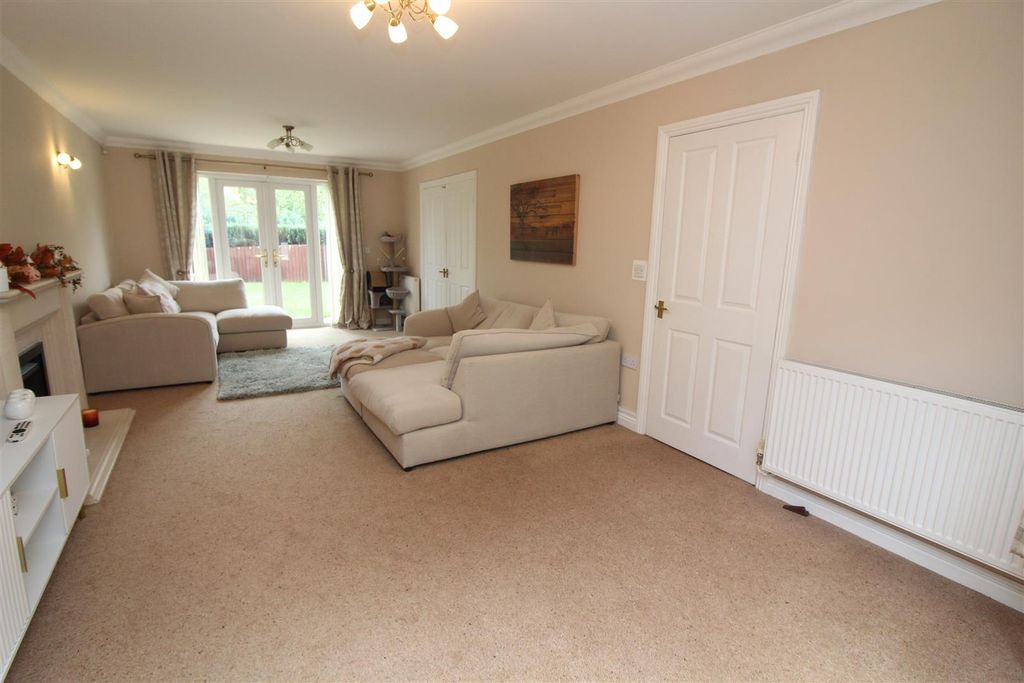 Property photo 3 of 34 Lounge