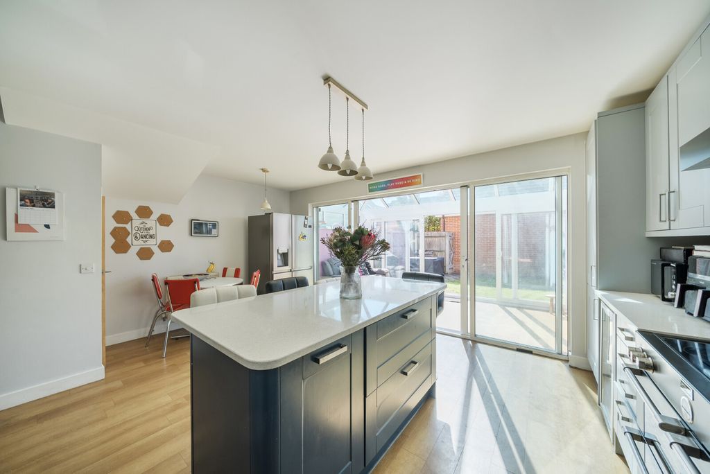 Property photo 2 of 19 1357730-6-68cd499...