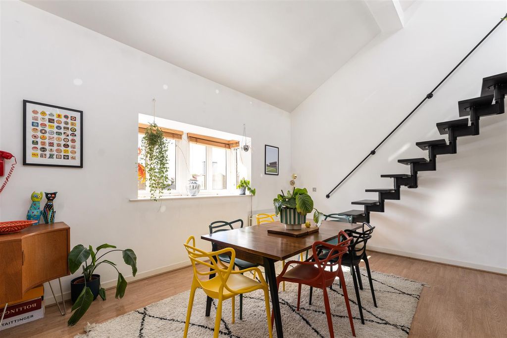 Property photo 3 of 40 Menai Place, E3