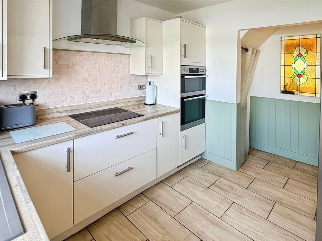 Property photo 2 of 12 Kitchen